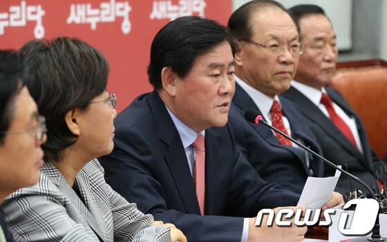 본문 이미지 - 최경환 새누리당 원내대표가 27일 서울 여의도 국회에서 열린 최고중진연석회의에서 모두 발언을 하고 있다. 최 원내대표는 이날 회의에서 황찬현 감사원장 후보자에 대한 국회 인준이 야당의 반대 속에 표류하고 있는데 대해 