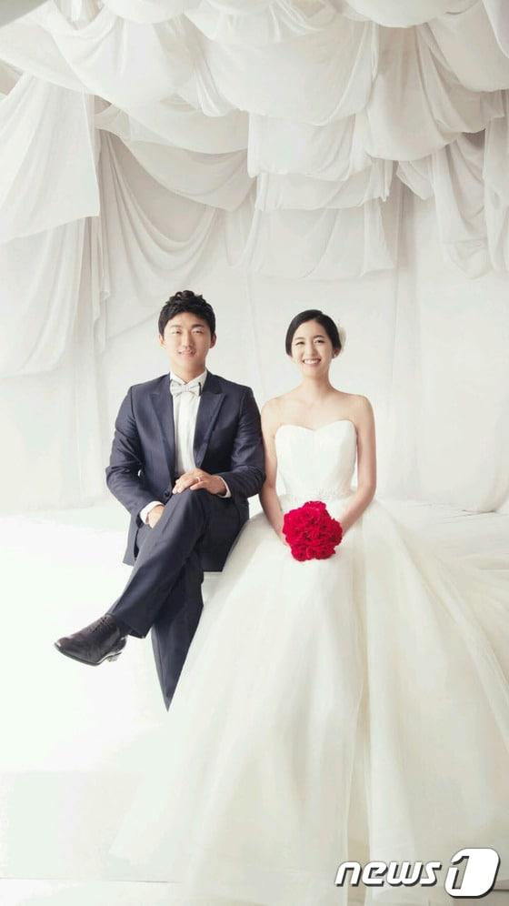 본문 이미지 - 오는 30일 결혼하는 한화 투수 안영명과 신부 신선미양.(한화 이글스 제공) © News1  