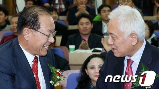 본문 이미지 - 정국 해법을 둘러싼 여야의 평행선 대치가 이어지는 가운데 황우여 새누리당 대표와 김한길 민주당 대표가 27일 오후 서울 여의도 국회 의원회관에서 열린 소방재정 확충 법제화 입법공청회에 나란히 참석해 인사를 나누고 있다. 2013.11.27/뉴스1 © News1   오대일 기자