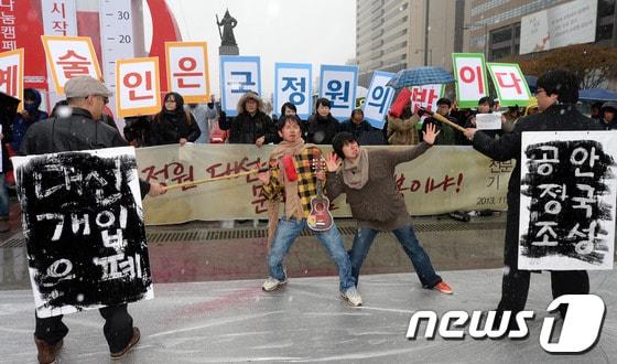 본문 이미지 - 한국진보연대 회원들과 문화예술인들이 지난해 11월 서울 광화문광장 이순신 동상 앞에서 기자회견을 열고 국가정보원의 문화예술단체 탄압 중단을 촉구하는 의미로 문화예술인의 얼굴에 붉은색 페인트가 칠해지는 퍼포먼스를 펼치고 있다. © News1 손형주 기자