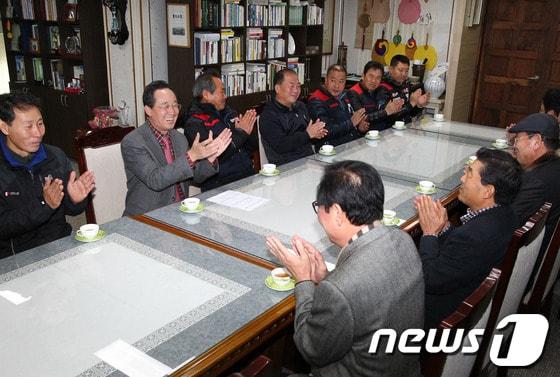 본문 이미지 - 송하진 전주시장이 27일 오후 시장실에서 시내버스 노사 관계자들과 간담회를 갖고 있다.(사진제공=전북 전주시)2013.11.27/뉴스1© News1 이승석 기자 