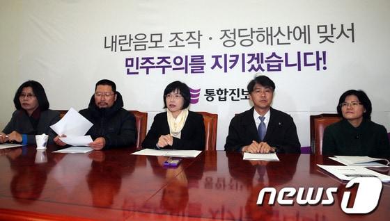 본문 이미지 - 이정희 통합진보당 대표가 28일 오전 서울 여의도 국회 원내대표실에서 열린 '민주수호 통합진보당 투쟁본부 중앙회의'에서 모두 발언을 하고 있다. 2013.11.28/뉴스1 © News1 허경 기자