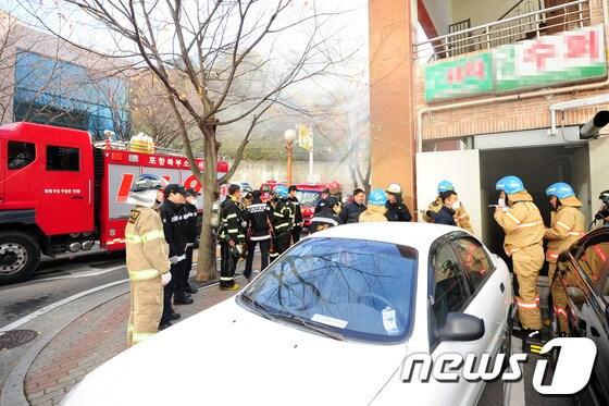 본문 이미지 - 119대원들이 불이 난 포항시 남구 대잠동 대잠그린파크 명품 아파트 상가에 진입하고 있다./최창호 기자© News1 