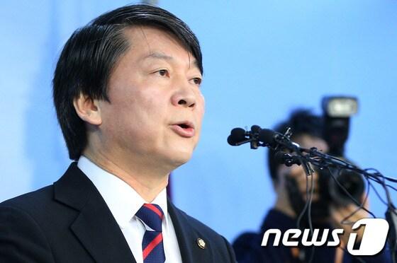 본문 이미지 - 독자적인 정치세력화에 나선 무소속 안철수 의원이 28일 오전 서울 여의도 국회 정론관에서 기자회견을 열고 신당 창당을 지향점으로 하는 새정치추진위원회 출범을 공식 선언하고 있다. 안 의원은 이 자리에서 