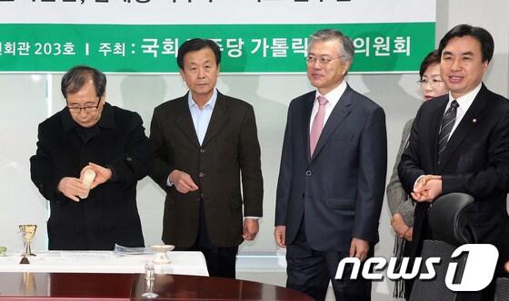 본문 이미지 - 천주교 정의구현사제단의 시국미사 발언으로 파문이 일고 있는 가운데 28일 오전 서울 여의도 국회 의원회관에서 열린 ‘민주주의 회복과 한반도 평화 기원미사’ 에서 문재인 의원 등 민주당 의원들과 함세웅 신부가 미사를 준비하고 있다. 2013.11.28/뉴스1 © News1 허경 기자