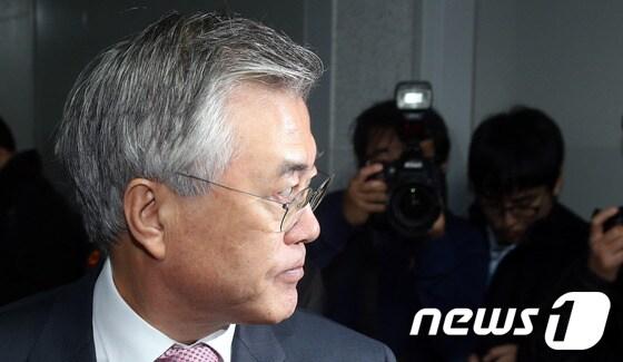 본문 이미지 - 천주교 정의구현사제단의 시국미사 발언으로 파문이 일고 있는 가운데 28일 오전 서울 여의도 국회 의원회관에서 열린 ‘민주주의 회복과 한반도 평화 기원미사’ 에 문재인 의원이 참석하고 있다. 2013.11.28/뉴스1 © News1 허경 기자