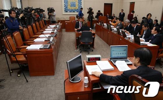 본문 이미지 - 28일 서울 여의도 국회에서 열린 윤리위원회 전체회의가 야당 의원들의 불참한 채 진행되고 있다. '내란 혐의' 음모를 받고 있는 이석기 통합진보당 의원에 대한 제명안은 국회 윤리특별위원회에 상정되지 못했다. © News1 송원영 기자