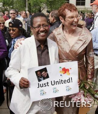 본문 이미지 - 암환자 버니트 그레이&#40;64·좌측&#41;와 패트리샤 에워트&#40;65&#41;가 27일&#40;현지시간&#41; 시카고에서 결혼식을 올렸다©로이터=News1 