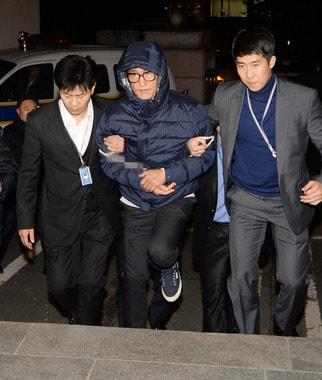본문 이미지 - 조양은씨가 2013년 11월 필리핀에서 체포돼 서울 마포구 경찰광역수사대에 들어서고 있다. 2013.11.29/뉴스1