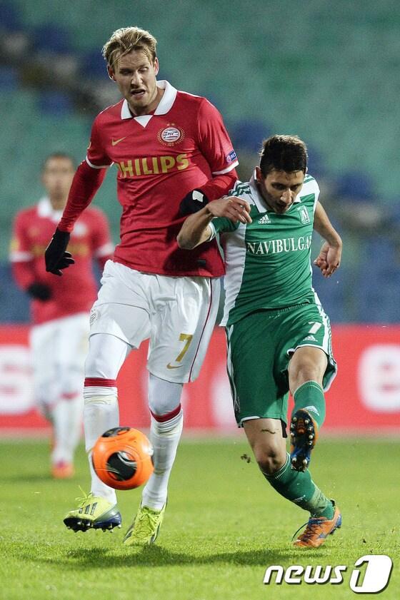 본문 이미지 - PSV 아인트호벤의 공격수 올라 토이보넨(왼쪽)이 29일(한국시간) 벌어진 2013-14 UEFA 유로파리그 루도고레츠와의 경기에서 상대 수비수와  볼 경합을 벌이고 있다. © AFP=News1  