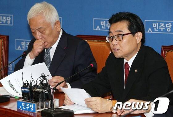 본문 이미지 - 국회 의사일정 전면 거부를 선언한 민주당 전병헌 원내대표가 29일 오전 서울 여의도 국회에서 열린 최고위원회의에서 모두발언을 하고 있다. 2013.11.29/뉴스1 © News1   오대일 기자