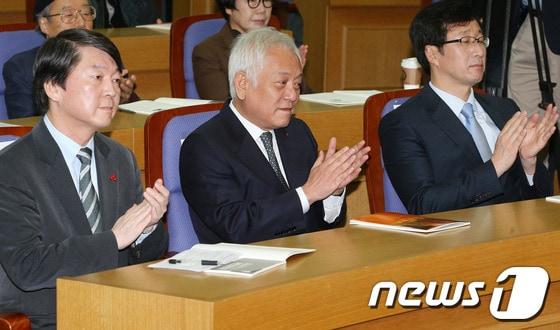 본문 이미지 - 김한길 민주당 대표와 천호선 정의당 대표, 안철수 무소속 의원이 29일 오전 서울 여의도 국회 의원회관에서 열린 '국정원과 군 등 국가기관의 대통령 선거개입에 대한 특별검사제 추진을 위한 국민공청회'에서 나란히 박수를 치고 있다. 2013.11.29/뉴스1 © News1 오대일 기자