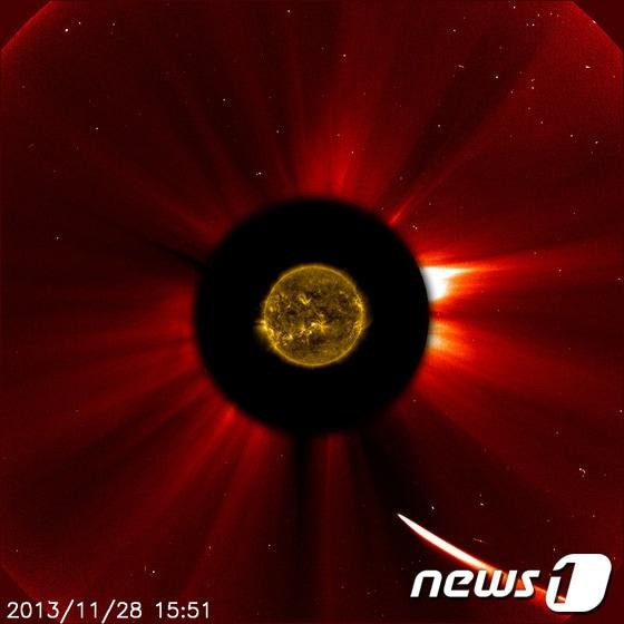 본문 이미지 - 미국 항공우주국 나사의 태양역학관측소&#40;SDO&#41;가 28일&#40;현지시간&#41; 촬영한 태양의 대기 코로나의 모습. 사진 아래쪽에서 태양으로 접근하고 있는45억년 혜성 아이손&#40;ISON&#41;은 이미 절반 이상을 소실했다.© AFP=News1 