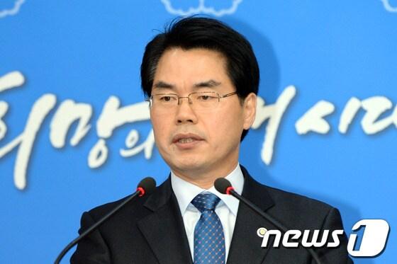 본문 이미지 - 나승일 교육부 차관이 29일 오전 서울 정부종합청사에서 2014학년도부터 고교 신입생이 사용할 한국사 교과서에 대한 수정승인 및 수정명령 사항을 발표하고 있다. /뉴스1 © News1 정회성 기자