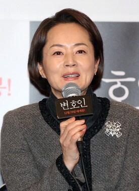 본문 이미지 -  영화 &#39;변호인&#39; 언론시사회를 마치고 취재진의 질문에 답하는 배우 김영애  /뉴스1 ©  자료사진