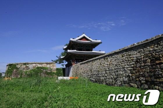 본문 이미지 - 강진 전라병영성이 199년 복원을 시작으로 15년만에 1060m의 성곽과 4개의 성문 복원을 눈앞에 두고 있다.© News1 
