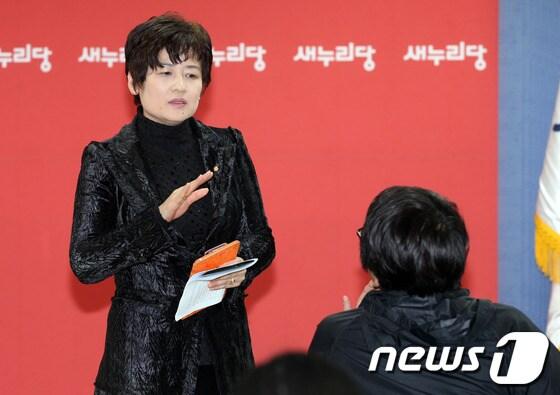 본문 이미지 - 강은희 새누리당 원내대변인이 3일 오전 서울 여의도 당사에서 열린 현안 관련 기자간담회에서 기자들의 질의에 답변하고 있다. 2013.11.3/뉴스1 © News1 허경 기자