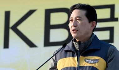 본문 이미지 - 임영록 KB금융지주회장이 30일 오전 서울 여의도공원에서 열린 &#39;사랑의 김장나눔&#39; 행사에서 인사말을 하던 중 최근 국민은행의 비리·부실경영 사태에 대해 공식입장을 밝히고 있다. 이날 행사에서 임영록 KB금융그룹회장은 최근 KB국민은행에서 불거진 비리 및 부실 사태에 대해 처음으로 공식 사과했다. 2013.11.30/뉴스1 © News1   박지혜 기자