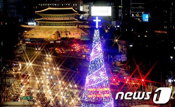 본문 이미지 - 30일 오후 서울 시청 앞 광장에 설치된 대형 성탄트리가 점등돼 도심을 아름답게 밝히고 있다. 2013.11.30/뉴스1 © News1   박지혜 기자