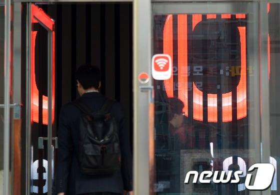 본문 이미지 - 4일 오전 서울 서초동 이석채 KT 회장의 집무실이 있는 서초사옥으로 직원들이 출근하고 있다.배임 혐의로 수사를 받아온 이 회장은 전날 전격 사의를 표명했으며, 검찰은 KT 임직원들을 줄줄이 불러 소환 조사 할 예정이다. 2013.11.4/뉴스1 © News1   양동욱 기자