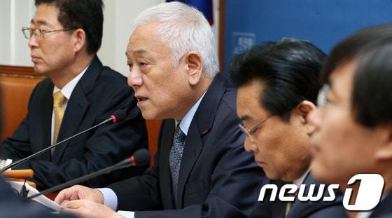 본문 이미지 - 민주당 김한길 대표가 4일 오전 서울 여의도 국회에서 열린 최고위원회의에서 모두발언을 하고 있다. 김 대표는 이 자리에서 