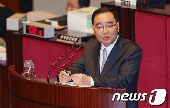 본문 이미지 - 정홍원 국무총리가 4일 서울 여의도 국회 예산결산특별위원회에서 열린 결산안 심사를 위한 정책질의에서 의원들의 질의에 답하고 있다. 국회 예결특위는 오는 7일까지 나흘간 정책질의를 실시한 뒤 다음주 결산심사소위를 가동하고 오는 15일 결산안을 의결할 계획이다. 2013.11.4/뉴스1 © News1   오대일 기자