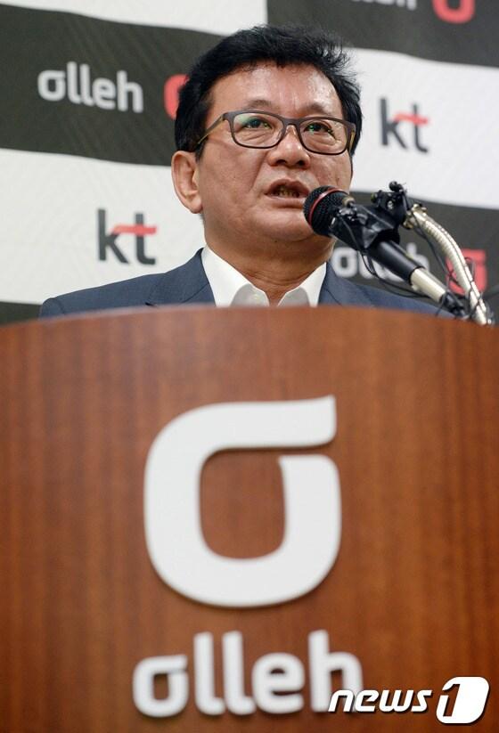 본문 이미지 - 김영택 KT SAT 부사장이 4일 오후 서울 광화문 KT사옥에서 KT 위성 헐값매각 관련 입장을 발표하고 있다. 김 부사장은 