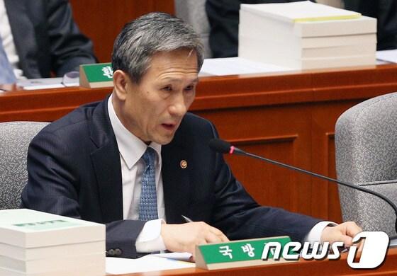 본문 이미지 - 국군사이버사령부의 대선 개입 의혹 및 기무사령관 경질과 관련한 인사 전횡 논란에 휩싸인 김관진 국방부장관이 4일 서울 여의도 국회 예산결산특별위원회에서 열린 결산안 심사를 위한 정책질의에 출석해 의원들의 질의에 답하고 있다. 2013.11.4/뉴스1 © News1   오대일 기자