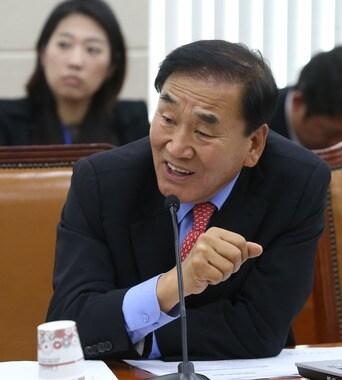 본문 이미지 - 이재오 새누리당 의원. 2013.11.4/뉴스1 © News1   송원영 기자