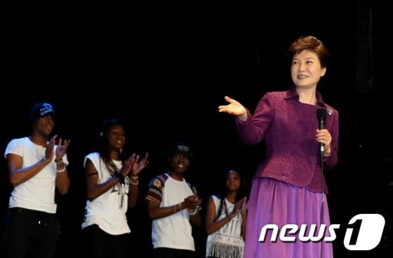 본문 이미지 - 박근혜 대통령이 3일 오후（현지시간） 프랑스 파리 피에르 카르뎅 문화공간에서 열린 프랑스 한류팬 ‘드라마 파티’ 행사에서 인사말을 하고 있다. (청와대 홈페이지) 2013.11.4/뉴스1  © News1   박철중 기자