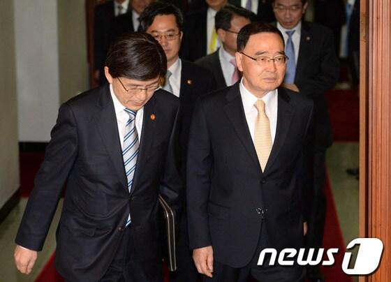 본문 이미지 - 정홍원 국무총리와 황교안 법무장관이 5일 오전 세종로 정부서울청사에서 열린 국무회의에 입장하고 있다. 정부는 이날 국무회의에서 통합진보당 정당해산심판 청구안을 심의·의결했다. © News1 손형주 기자