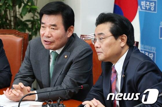 본문 이미지 - 민주당 전병헌 원내대표와 김진표 약속살리기위원장이 5일 오전 서울 여의도 국회에서 열린 약속살리기위원회-원내대책 연석회의에서 대화를 나누고 있다. 전 원내대표는 이 자리에서 