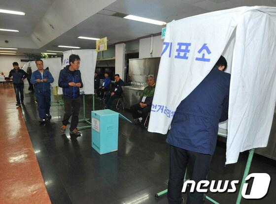 본문 이미지 - 5일 오전 현대자동차 울산공장 3공장 식당에서 노조원들이 새 위원장을 뽑는 투표를 하고 있다.  2013.11.5/뉴스1 © News1   노화정  기자
