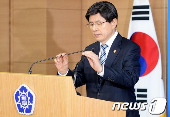 본문 이미지 - 황교안 법무부장관이 5일 오전 서울 세종로 정부서울청사에서 통합진보당 해산 심판청구 법리검토 결과 브리핑을 하고 있다. © News1 손형주 기자