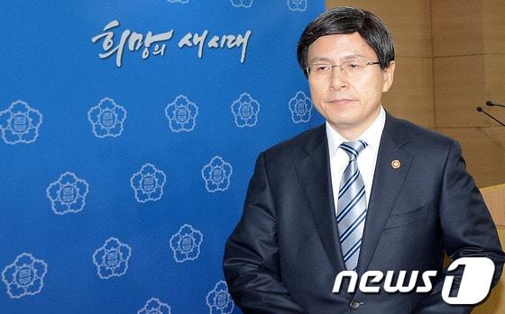 본문 이미지 - 황교안 법무부 장관이 5일 오전 서울 세종로 정부서울청사에서 통합진보당 해산 심판청구 법리검토 결과 브리핑을 마치고 자리를 뜨고 있다. © News1 손형주 기자