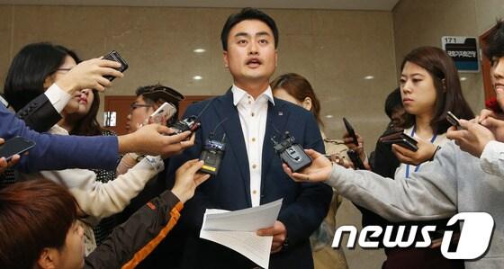 본문 이미지 - 홍성규 통합진보당 대변인이 5일 서울 여의도 국회 정론관에서 정부의 통합진보당 해산심판 청구안 통과 관련 기자회견을 하고 있다. 홍 대변인은 이날 브리핑에서 정부의 정당해산심판 청구안이 국무회의를 통과한 것과 관련해, 