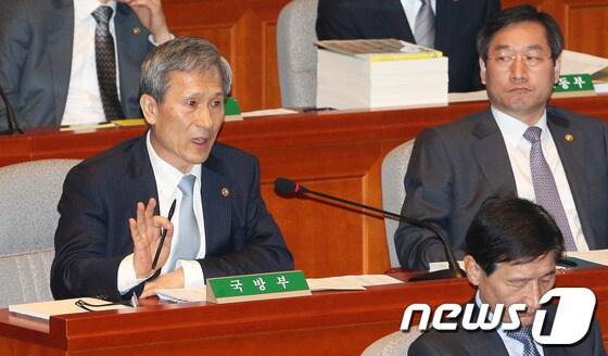 본문 이미지 - 김관진 국방부장관이 5일 서울 여의도 국회 예산결산특별위원회에서 열린 결산안 심사를 위한 정책질의에서 국군사이버사령부 정치개입 논란에 대한 사과를 요구하는 민주당 윤호중 의원에게 