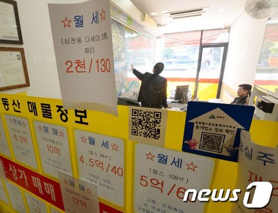 본문 이미지 - 서울 송파구 잠실동 신천역 인근 공인중개업소. 취득세 소급적용을 둘러싼 불확실성이 해소되며 전세수요 일부가 매매로 갈아탈 것으로 기대되고 있다/사진=정회성 기자© News1 