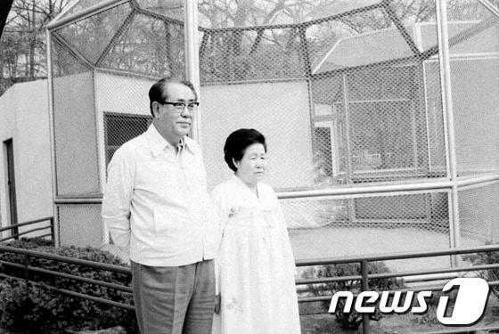 본문 이미지 - 사진은  청와대 산책하는 최규하 전 대통령과 영부인 홍기 여사. (안전행정부 제공) 2013.11.5/뉴스1