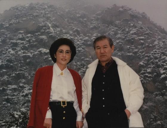 본문 이미지 - 안전행정부 국가기록원(원장 박경국) 소속 대통령기록관이 2013년 11월 6일부터 17일까지 옛 대통령 별장인 충북 청원군 청남대에서 '아름다운 동반자 영부인'을 주제로 한 기획전시 사진.  대통령 시절 청와대 경내 산책하는 노태우 전 대통령과 영부인 김옥순 여사.(행정안전부 제공) ⓒ News1