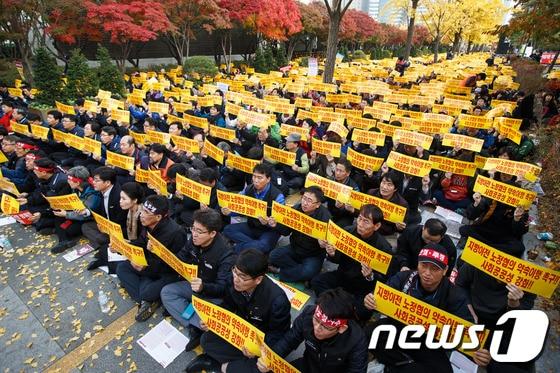 본문 이미지 - 양대노총 공공부문 공대위 소속 노동자들이 지난 5일 오후 서울 여의도 산업은행 앞에서 공공부문 노동자 총력투쟁 결의대회를 열고 '2014년 예산지침·경영평가 요구안 쟁취', '공공부문 대정부교섭 쟁취' 등을 촉구하는 구호를 외치고 있다. © News1 유승관 기자