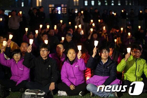 본문 이미지 - 통합진보당에 대한 법무부의 정당해산심판 청구가 국무회의를 통과한 5일 저녁 서울광장에서 열린 '통합진보당 해산기도 중단'을 촉구하는 촛불집회에서 당원들이 구호를 외치고 있다.한편 이날 황교안 법무장관은 헌법재판소에 통합진보당 해산심판 청구와 정당활동정지 가처분 신청을 제출했다. 이번 정당해산심판 청구는 1988년 헌법재판소가 창설된 이후 첫 사례다. 2013.11.5/뉴스1 © News1 한재호 기자