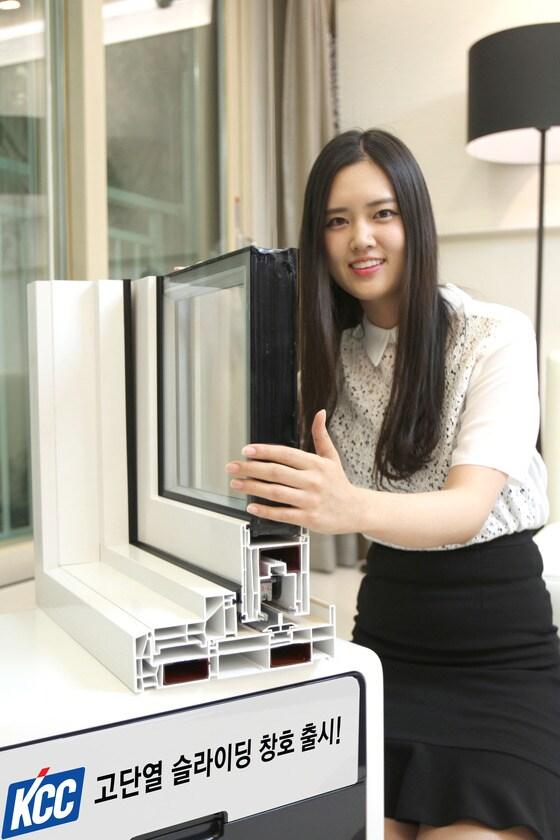 본문 이미지 - KCC의 신제품 '고단열 슬라이딩 창호'를 모델이 선보이고 있다.(사진제공=KCC)© News1  