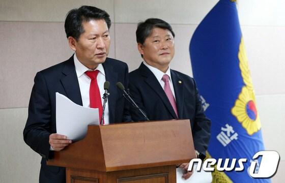 본문 이미지 - 국회 정보위원회 소속 새누리당 조원진(오른쪽), 민주당 정청래 간사가 6일 오후 서울 서대문구 미근동 경찰청 브리핑실에서 경찰청 국정감사 결과를 설명하고 있다. © News1 오대일 기자