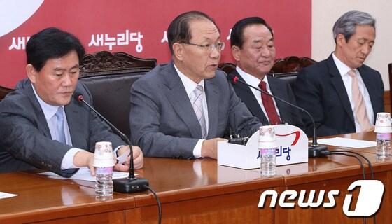 본문 이미지 - 황우여 새누리당 대표가 6일 서울 여의도 새누리당사에서 열린 최고중진연석회의에서 모두 발언을 하고 있다. 황 대표는 이날 회의에서 정부가 전날 국무회의 의결을 거쳐 헌재에 통합진보당 해산심판 청구안을 제출한 것을 거론하면서 