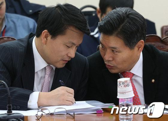 본문 이미지 - 홍문종 새누리당 사무총장&#40;오른쪽&#41;과 윤상현 원내수석부다표가 6일 서울 여의도 새누리당사에서 열린 최고중진연석회의에서 대화를 하고 있다. 2013.11.6/뉴스1 © News1 송원영 기자