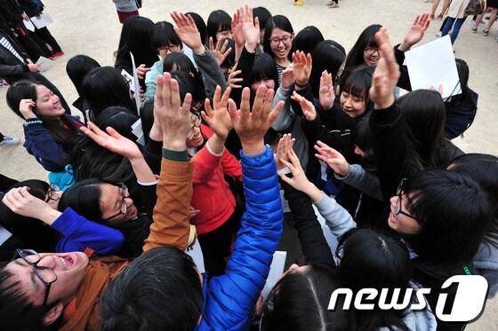 본문 이미지 - 2014학년도 대학수능 예비소집일인 6일 오후 경북 포항 이동고등학교에서 수험표를 받은 수험생들이 수능대박을 위해 하이 파이브를 하고 있다. /뉴스1 © News1 최창호 기자