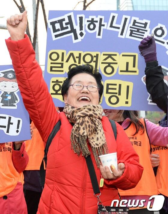 본문 이미지 - 2014학년도 대학수학능력시험 최고령 응시생인 이선례 할머니(77세)가 7일 오전 서울 마포구 월드컵북로 상암고등학교에서 시험을 보기 위해 들어서며 파이팅을 외치고 있다. 일성여자중고등학교 3학년에 재학중인 이 씨는 현재 호서대 평생교육원 사회복지학과 수시에 합격한 상태다. 2013.11.7/뉴스1 © News1   박철중 기자