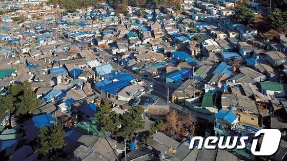 본문 이미지 - 부산시 동구와 진구에 걸쳐있는 도심 속  오지 '안창마을'' 전경.ⓒ News1