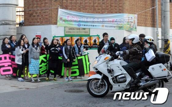 본문 이미지 - 2014학년도 대학수학능력시험이 실시된 7일 오전 서울 용산구 성심여자고등학교 시험장으로 수방사 헌병 오토바이를 탄 수험생이 들어서고 있다.뉴스1 © News1 최동순 기자